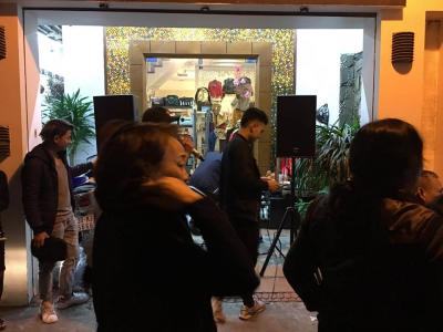 Anh mới lắp bộ karaoke chuyên nghiệp, dùng cho không gian rộng.Anh mua bộ âm thanh bên Topsound, 1 đôi loa bass 30, 1 cục đẩy và 1 vang số, cả bộ khoảng 40, nhưng được topsound khuyến mại, giảm giá tới 4tr, lắp đặt sử dụng đầy đủ.Hôm trước ngõ nhà anh liên hoan. lấy ra lắp, lại được kỹ thuật đến căn chỉnh 1 lần nữa. cho âm thanh rất hay. Cảm ơn các bạn kỹ thuật của Topsound rất nhiệt tình hỗ trợ và giúp đỡCảm ơn topsound