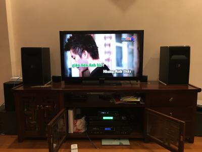 Bộ Karaoke gia đình mà bên TOPSOUND lắp cho mình rất ổn.Vì nhà mình nhỏ, và không muốn treo loa, nên mình sử dụng loa kích thước nhỏ ( JBL Ki-08) kết hợp với vang liền công suất CARD DSP-K350, đầu phát Himedia Q10 Pro tiện lợi cho cả Karaoke và xem phim HD online. Micro AAP K900F thì chất lượng rất tuyệt vời.Mình sẽ giới thiệu bạn bè nếu có nhu cầu lắp Karaoke  thì TOPSOUND qua lắp giúp nhé.Cảm ơn các bạn.